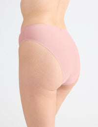 Isabelle has 40” hips and wears a Knix size M | Rose Water