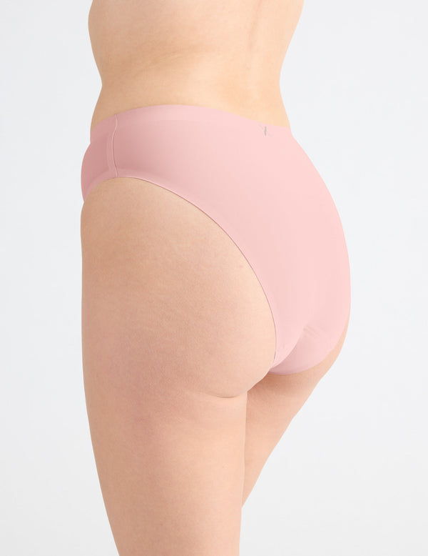 Isabelle has 40” hips and wears a Knix size M | Rose Water
