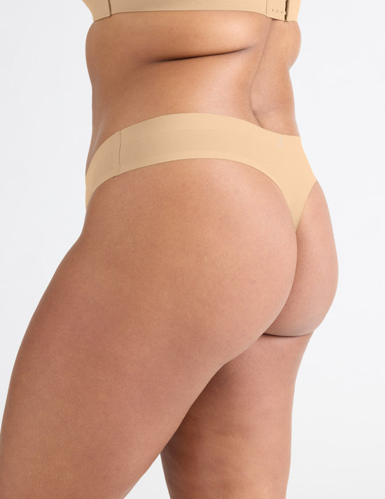 Adiya has 43" hips and wears a Knix size L  | Warm Sand