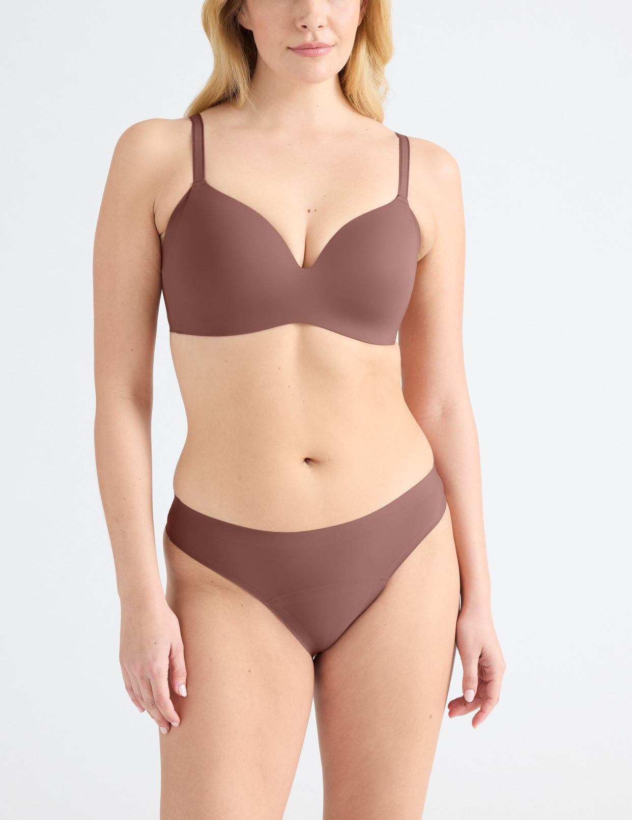 Isabelle has 40” hips and wears a Knix size M  | Sola