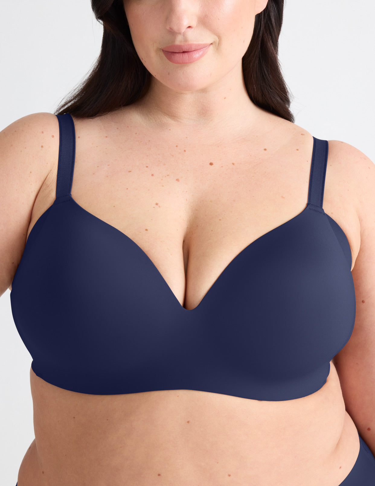 Gabrielle is wearing a 38E/DDD | Midnight