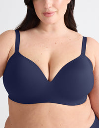 Gabrielle is wearing a 38E/DDD | Midnight