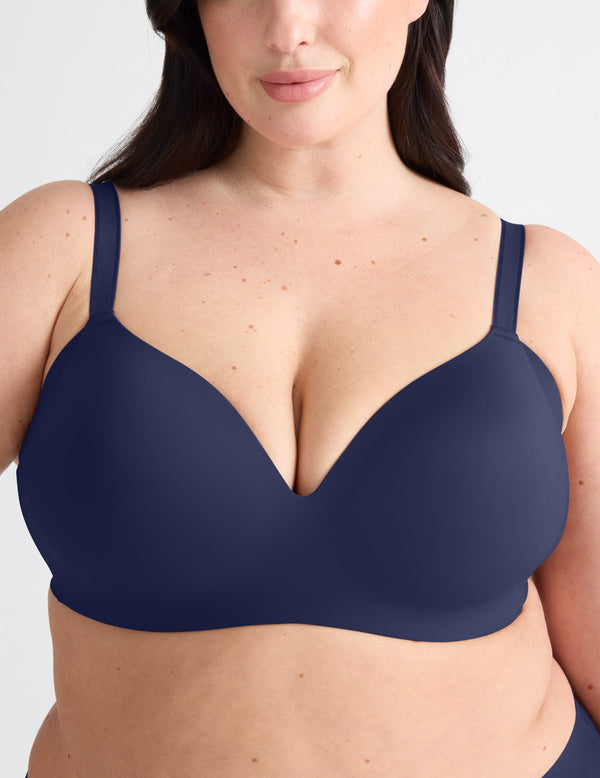 Gabrielle is wearing a 38E/DDD | Midnight