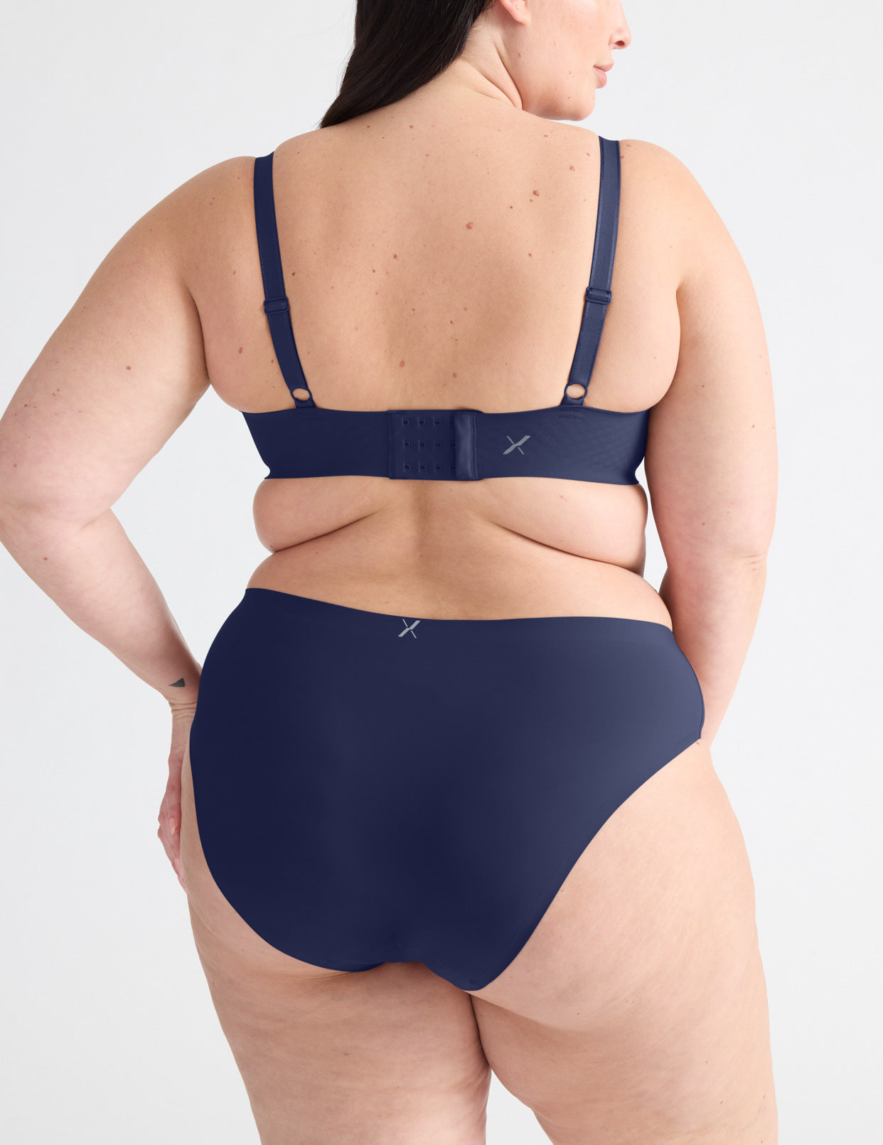 Gabrielle is wearing a 38E/DDD | Midnight