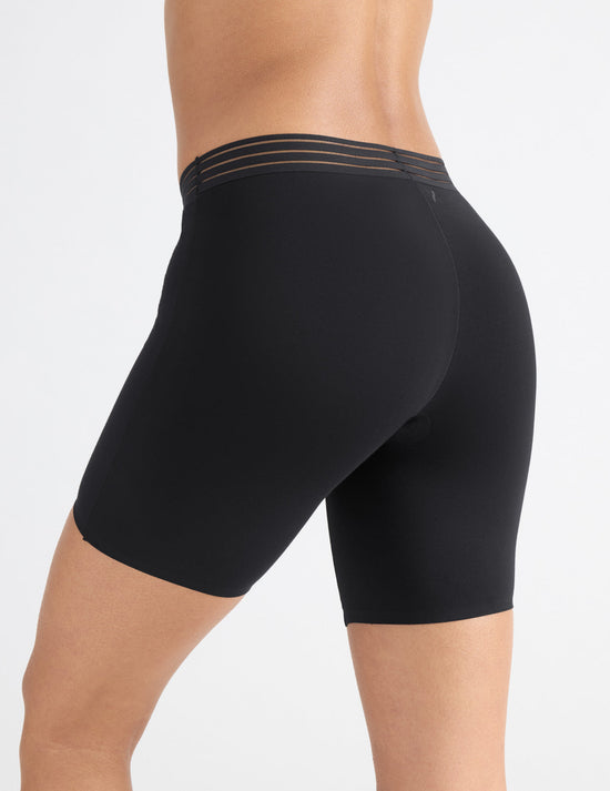 Tsanna has 34.5" hips and wears a Knix size S | Black