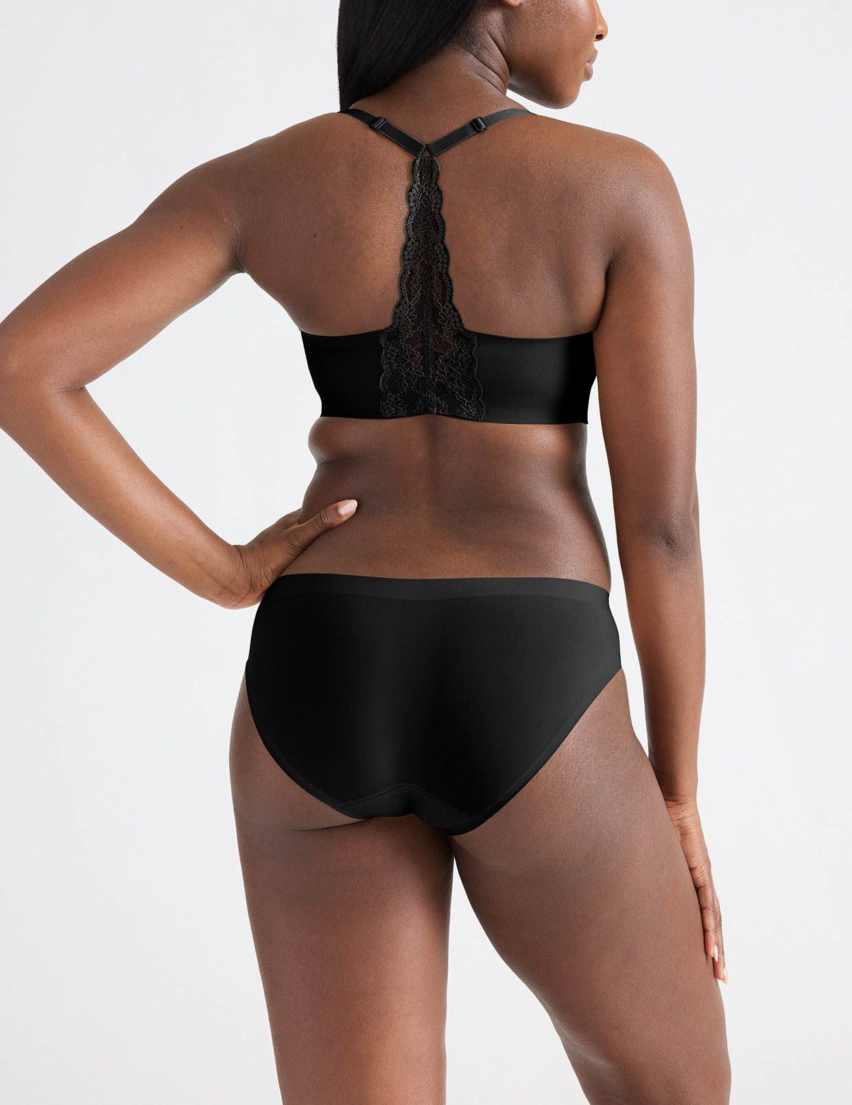 Tamiah is a 34D and wearing KNIX M+ | Black