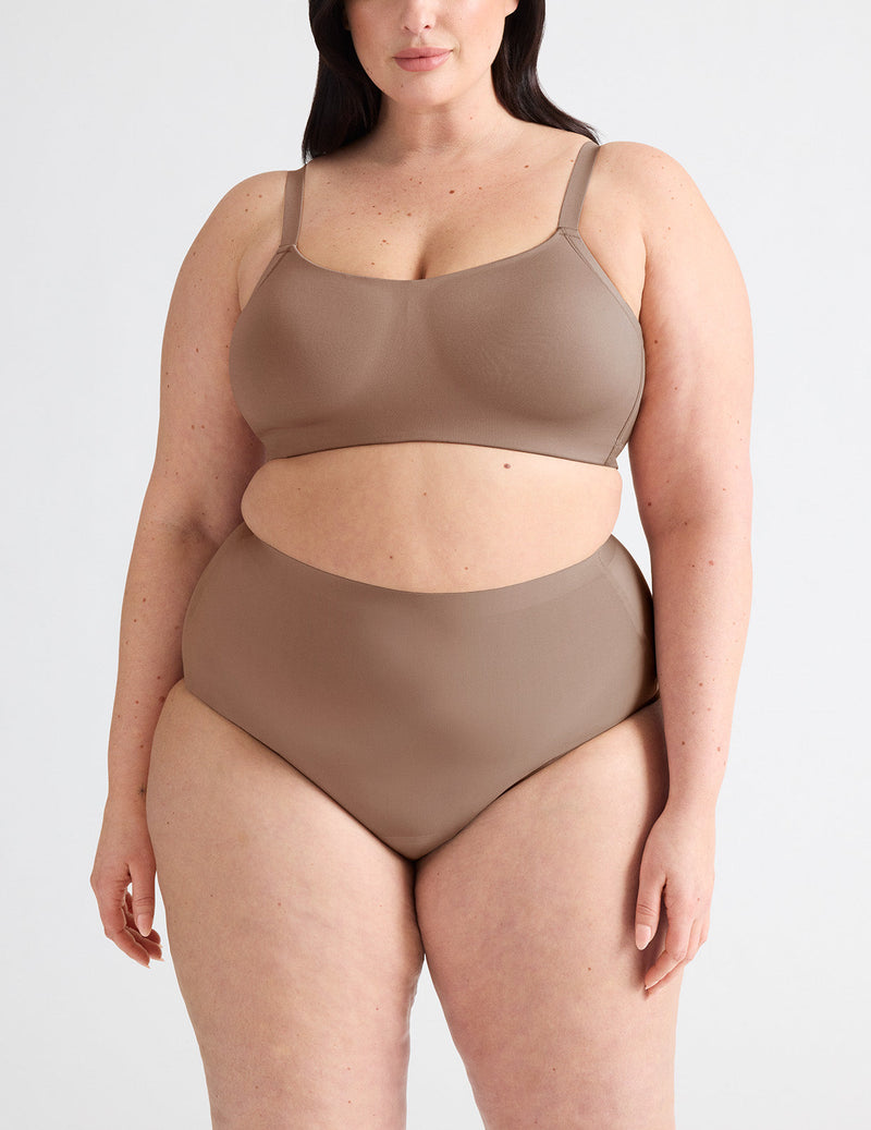 Gabrielle has 48” hips and wears a Knix size XXL | Mushroom