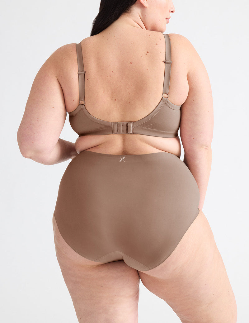 Gabrielle has 48” hips and wears a Knix size XXL | Mushroom