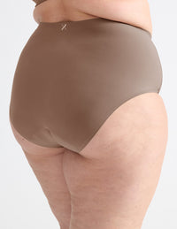 Gabrielle has 48” hips and wears a Knix size XXL | Mushroom