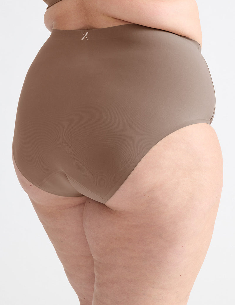 Gabrielle has 48” hips and wears a Knix size XXL | Mushroom