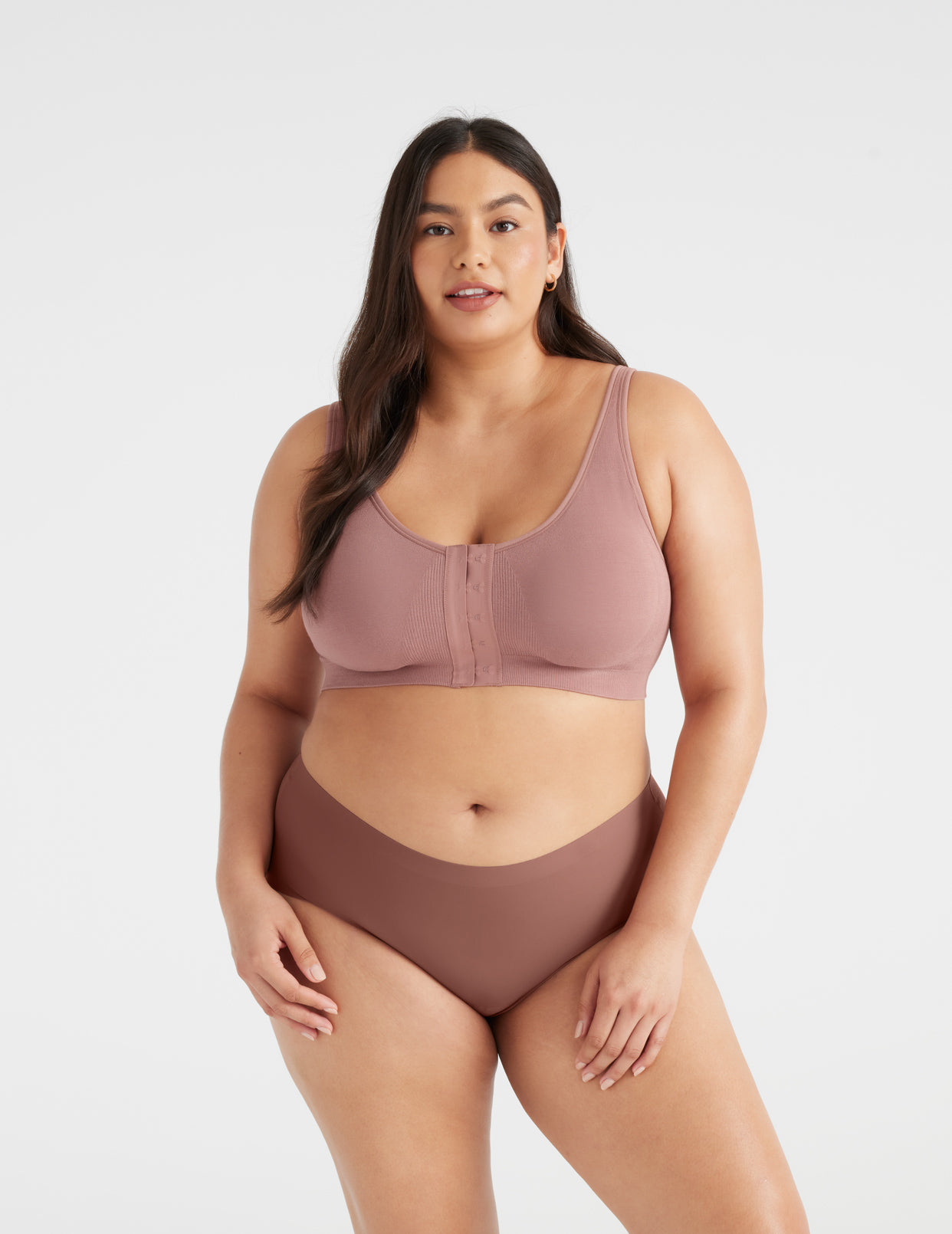 Anyssa is a 40D and wears a Knix size XXL | Bisque