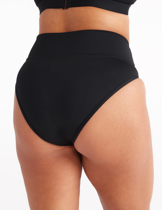 Maya has 42" hips and wears a Knix size L | Black