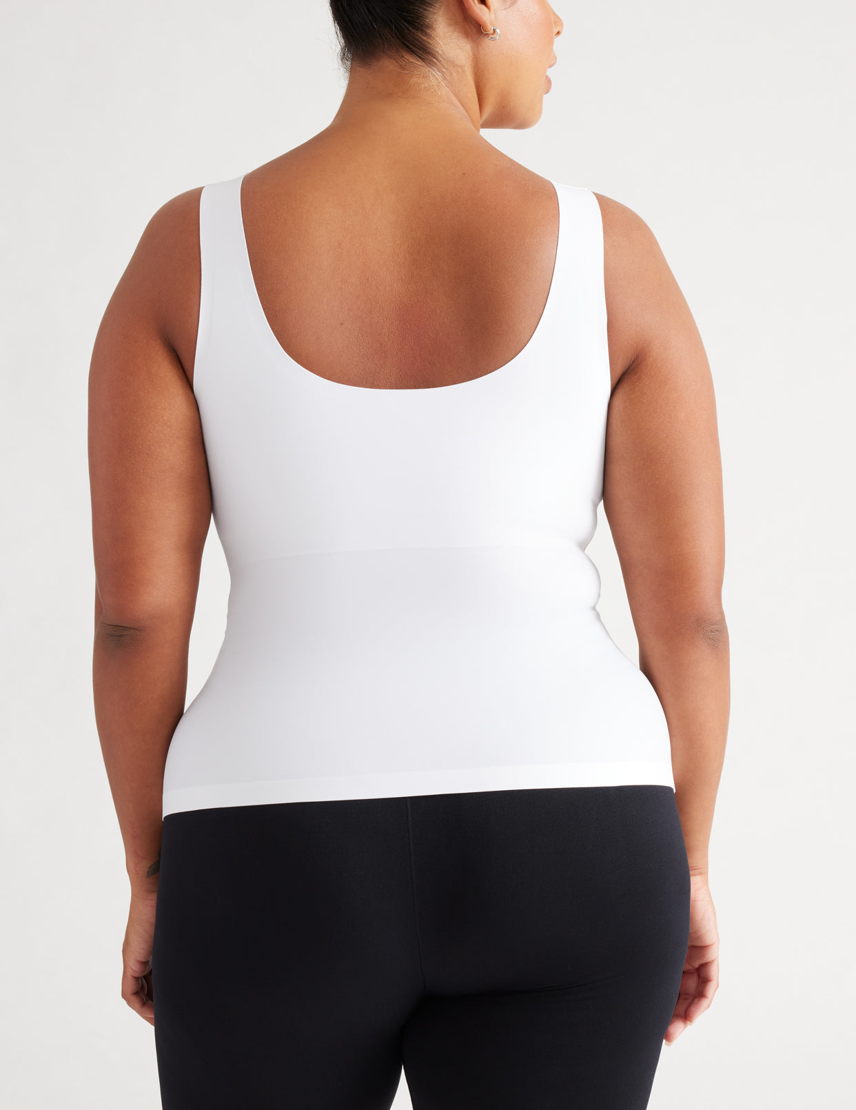 Candice is a 40DD and wears a Knix size XXL  | White