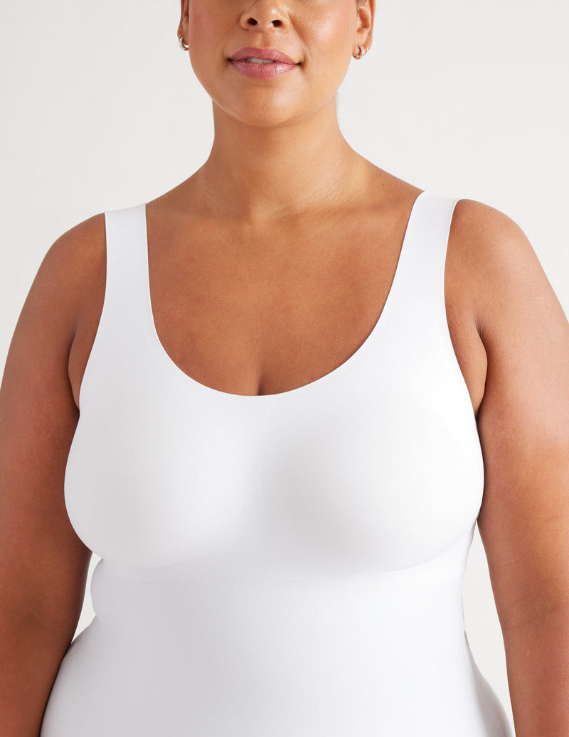 Candice is a 40DD and wears a Knix size XXL  | White