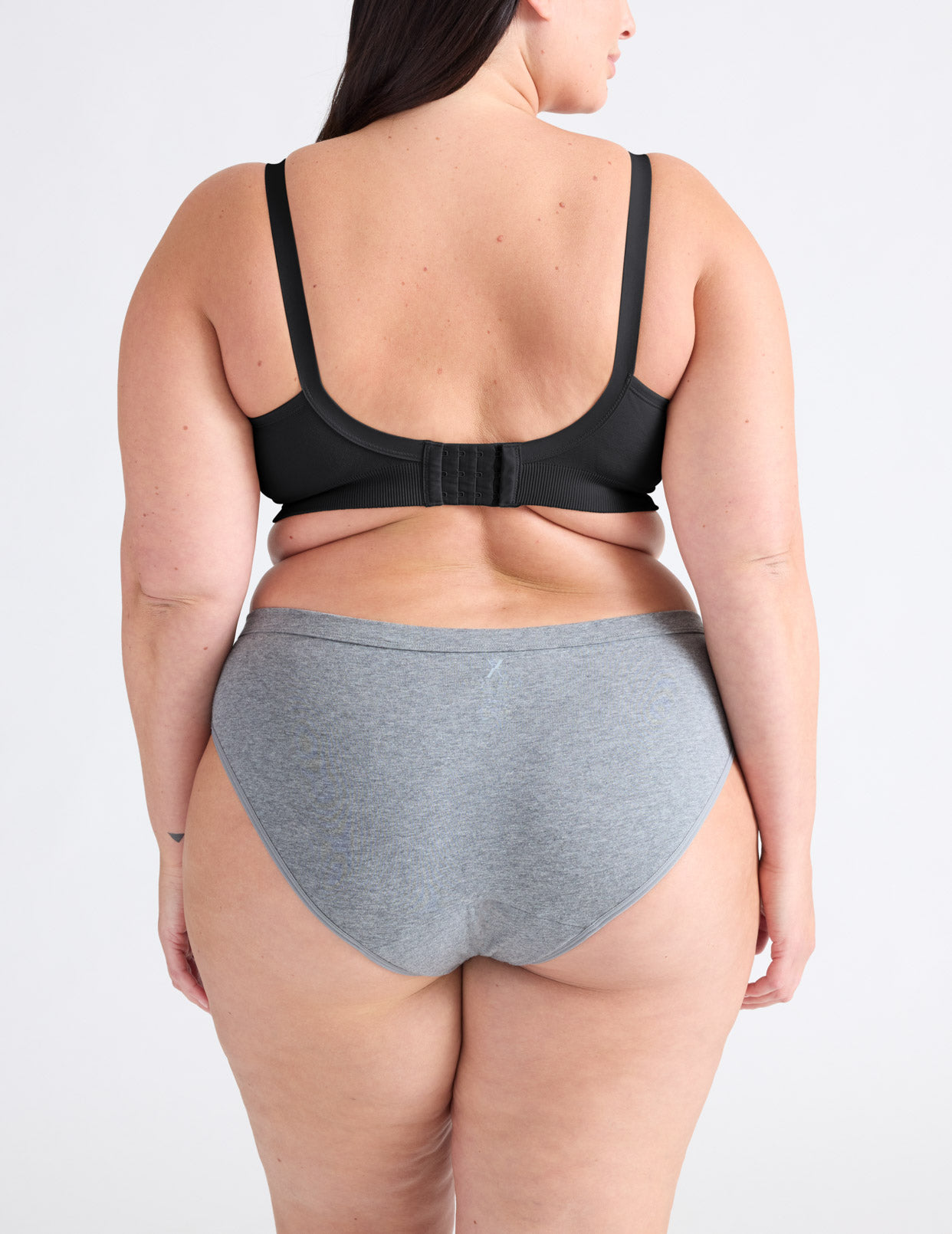 Gabrielle has 48” hips and wears a Knix size XXL | Pepper