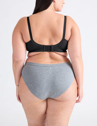 Gabrielle has 48” hips and wears a Knix size XXL | Pepper