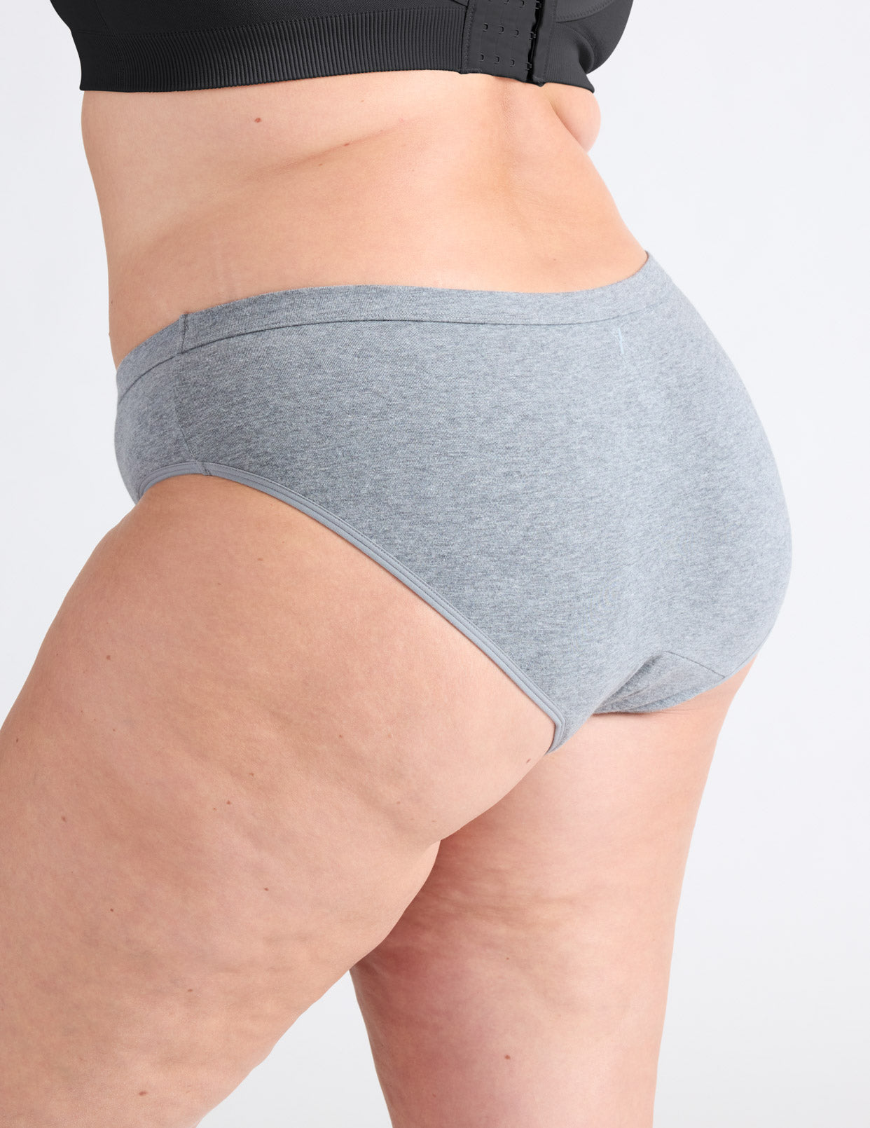 Gabrielle has 48” hips and wears a Knix size XXL | Pepper
