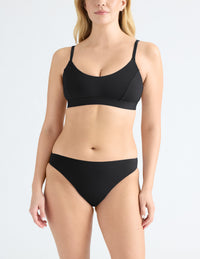 Isabelle is a 34DD and wears a Knix size M | Black