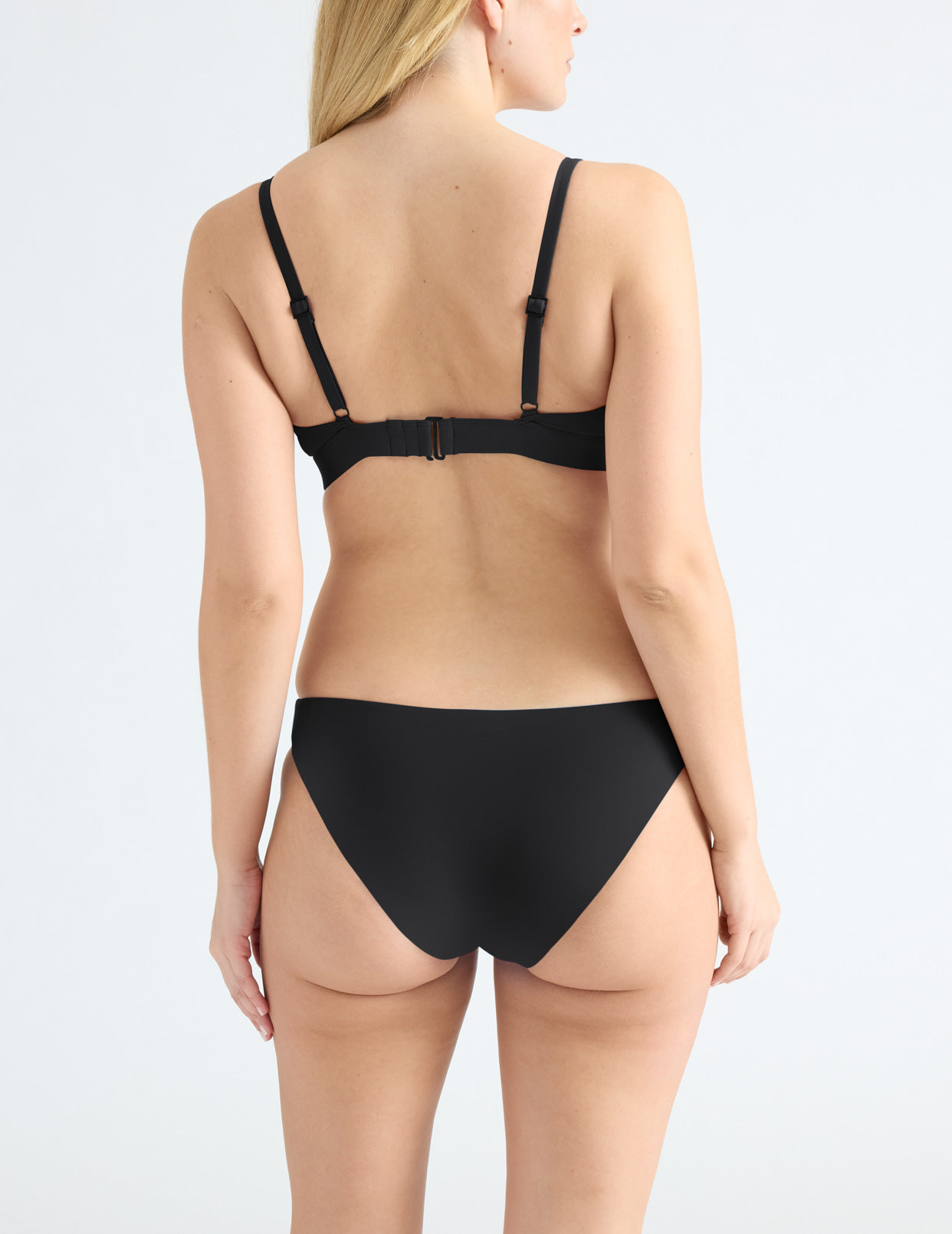Isabelle is a 34DD and wears a Knix size M | Black