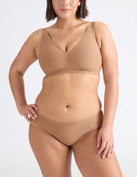 Maya is a 34F and wears a Knix size M++  | Cavassa