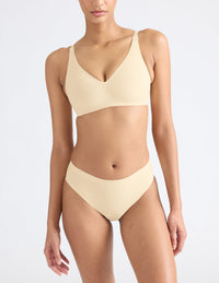 Tsanna is a 32C and wears a Knix size S  | Dune