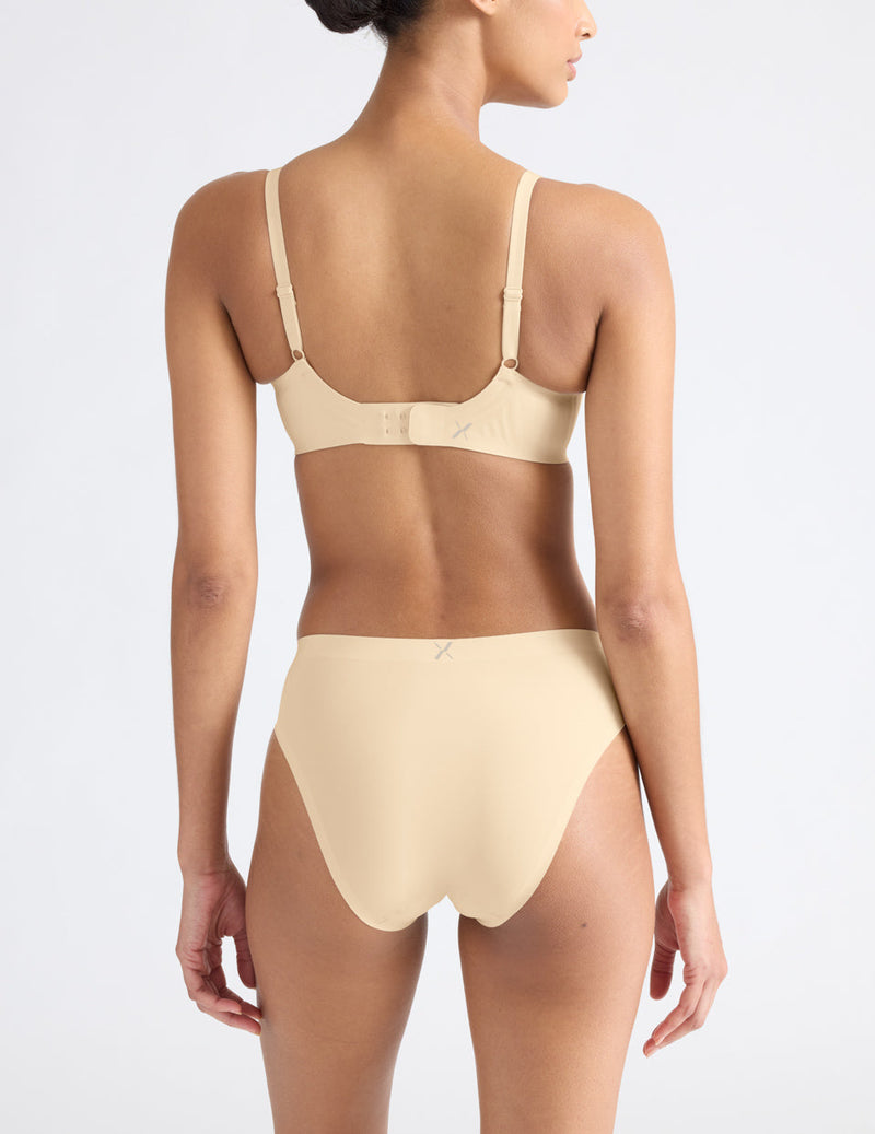 Tsanna is a 32C and wears a Knix size S  | Dune