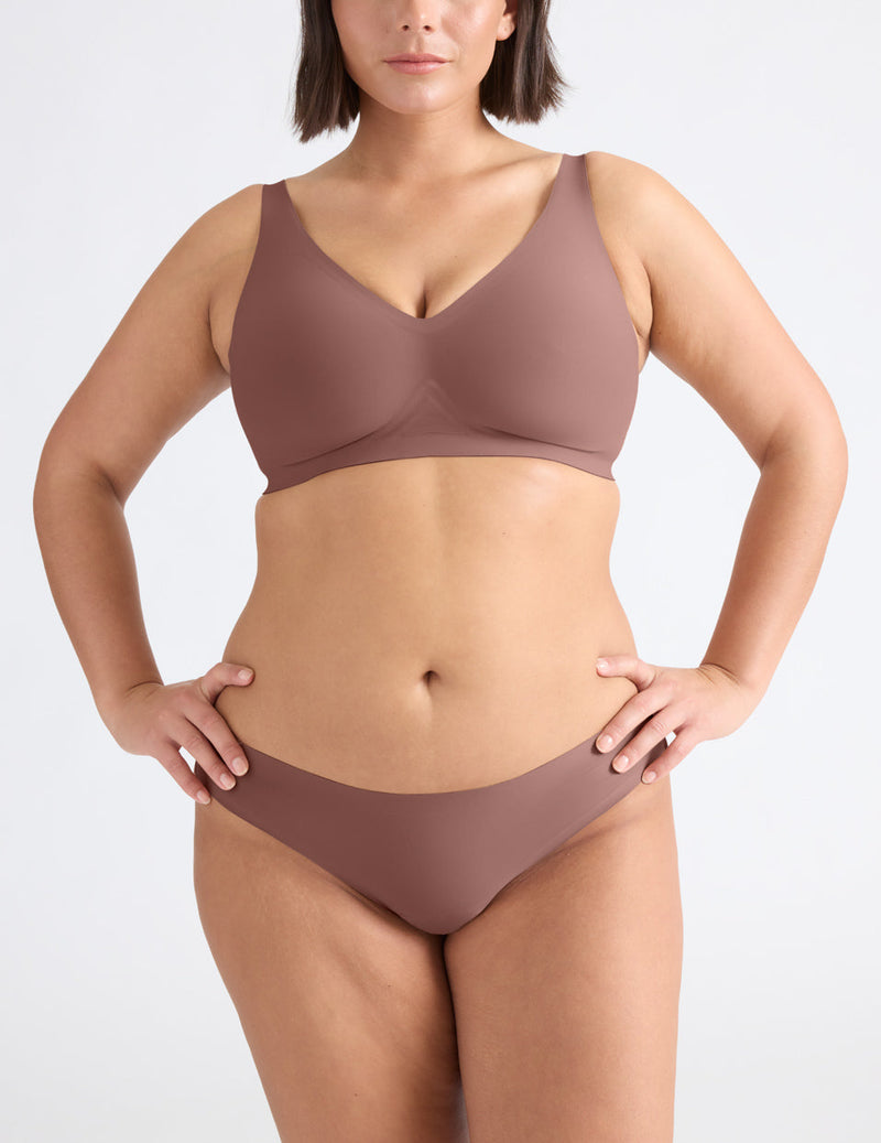 Maya is a 34F and wears a Knix size M++ | Sola