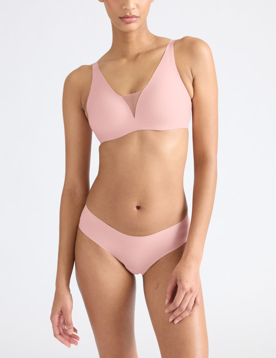 Tsanna is a 32C and wears a Knix size S | Rose Water