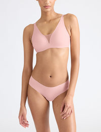 Tsanna is a 32C and wears a Knix size S | Rose Water