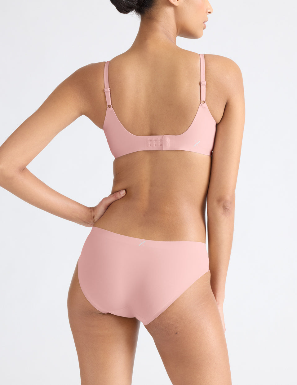 Tsanna is a 32C and wears a Knix size S  | Rose Water