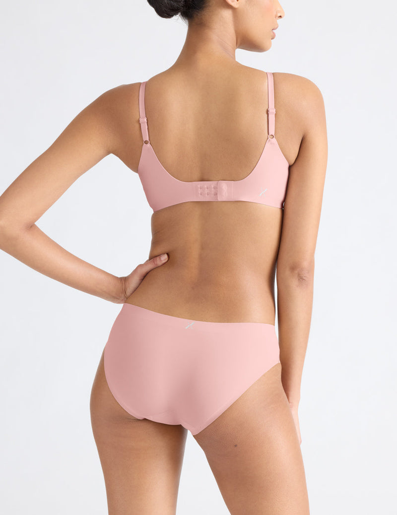 Tsanna is a 32C and wears a Knix size S  | Rose Water