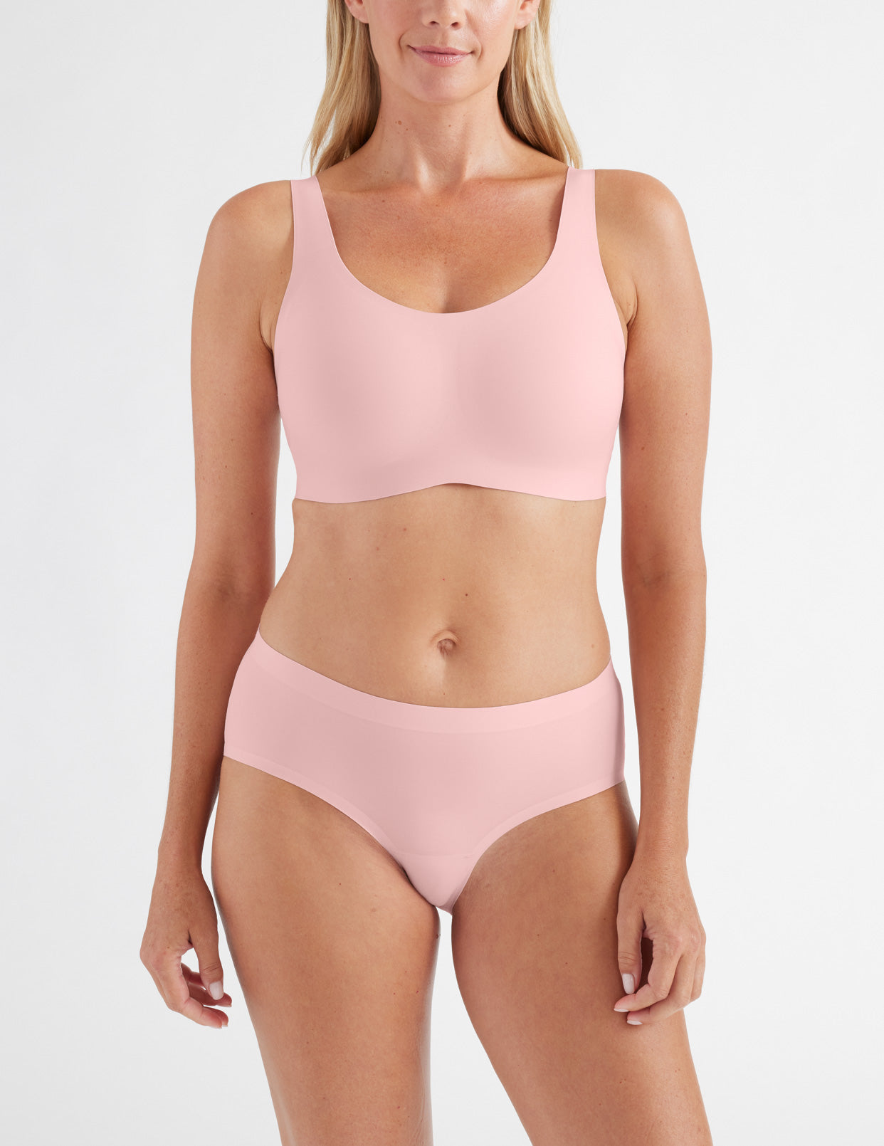 Amber is a 34DD and wears a Knix size M  | Rose Water