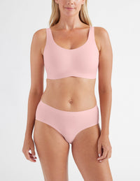 Amber is a 34DD and wears a Knix size M  | Rose Water