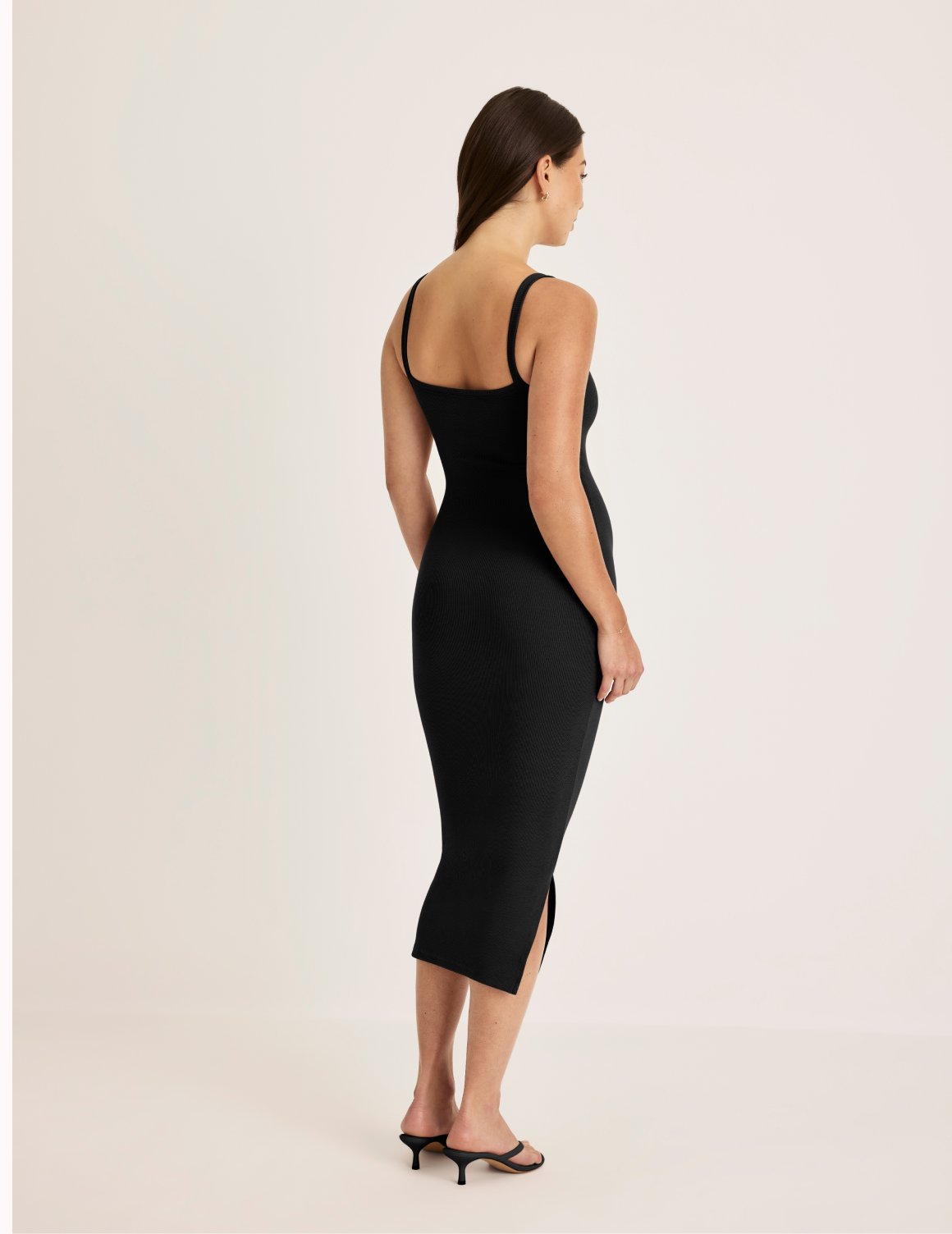 Alexandra is 5’8.5” tall and wearing KNIX S | Black