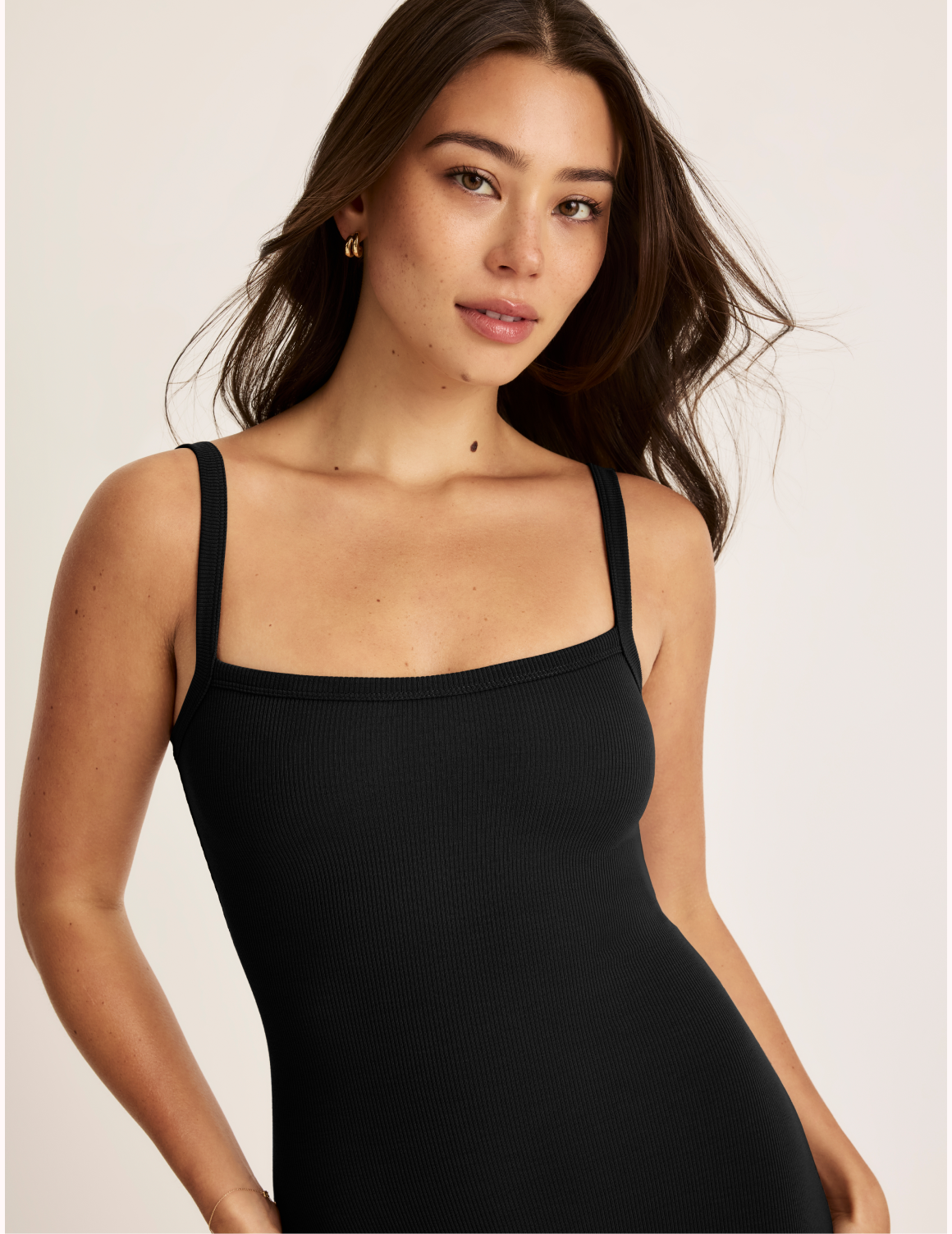 Alexandra is 5’8.5” tall and wearing KNIX S | Black