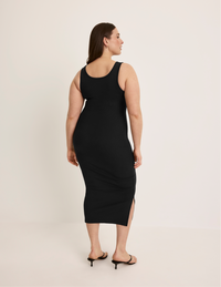 Beatrice is 5’7.5” tall and wearing KNIX XL | Black