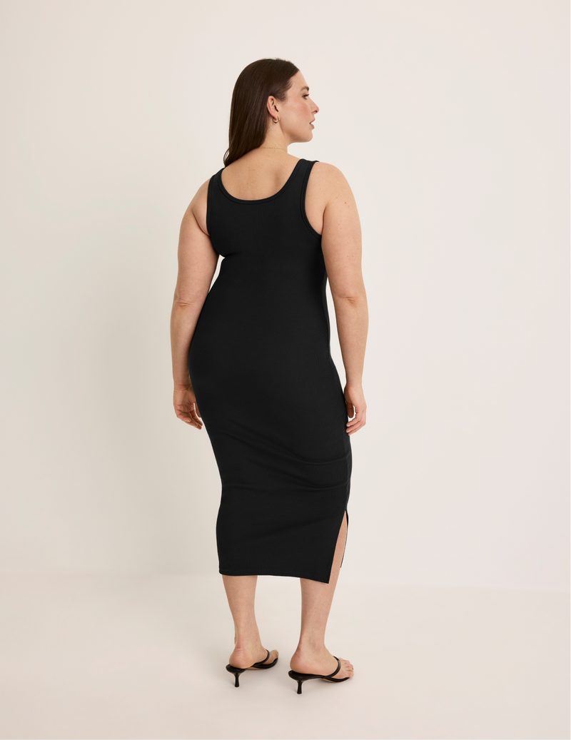 Beatrice is 5’7.5” tall and wearing KNIX XL | Black
