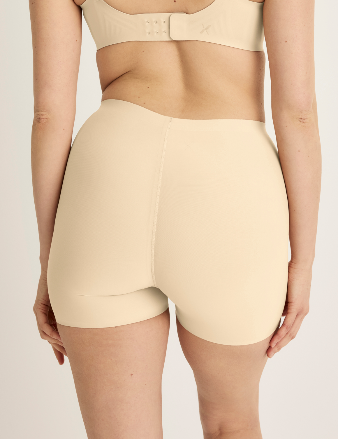 Sarah is wearing KNIX M | Dune