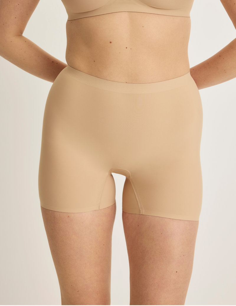 Sarah is wearing KNIX M | Warm Sand