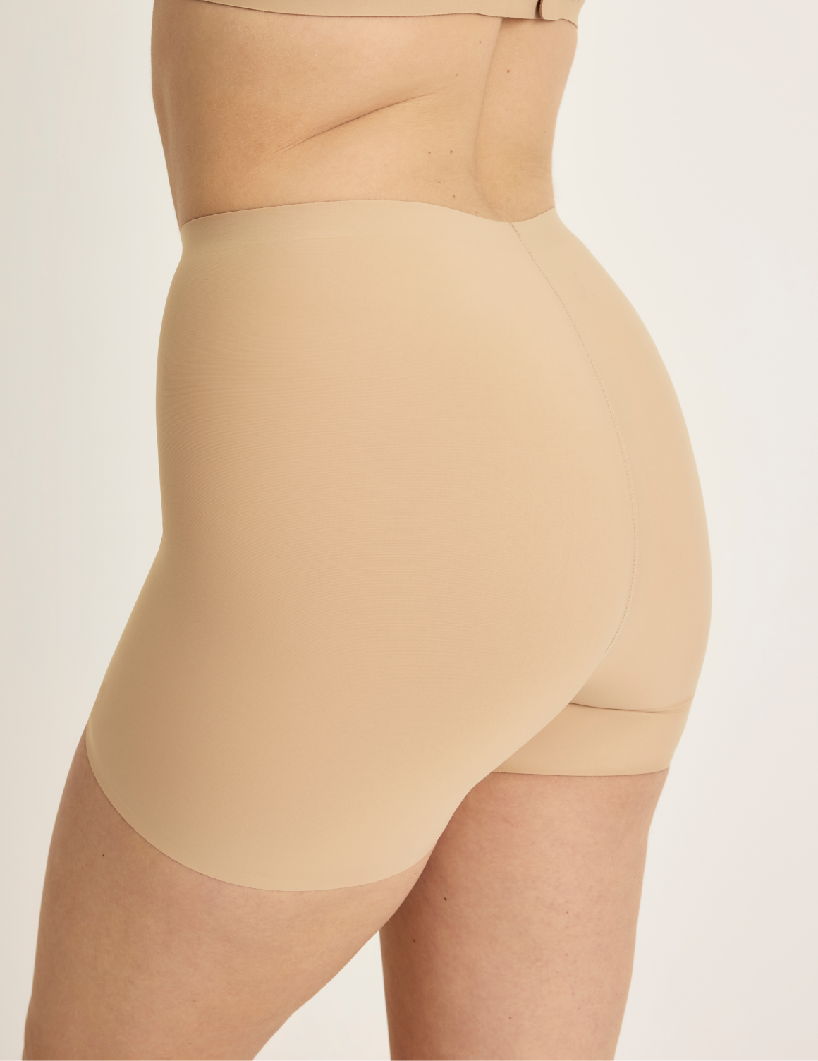 Sarah is wearing KNIX M | Warm Sand