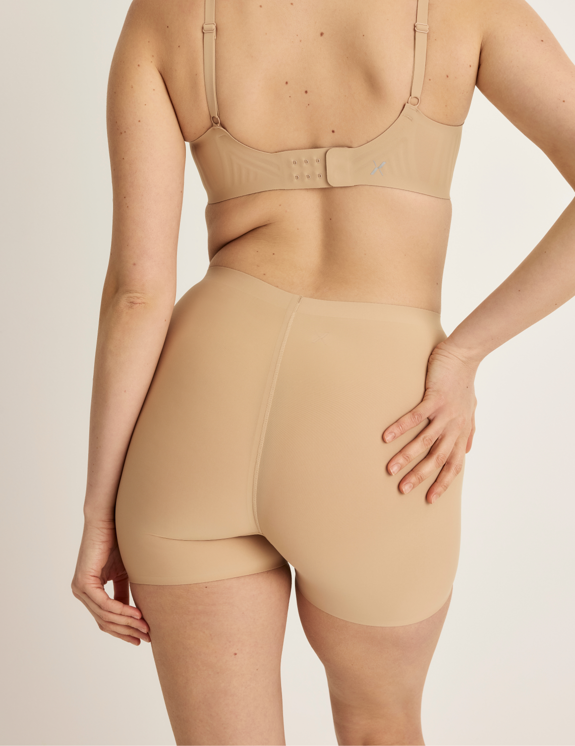 Sarah is wearing KNIX M | Warm Sand