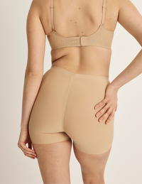 Sarah is wearing KNIX M | Warm Sand