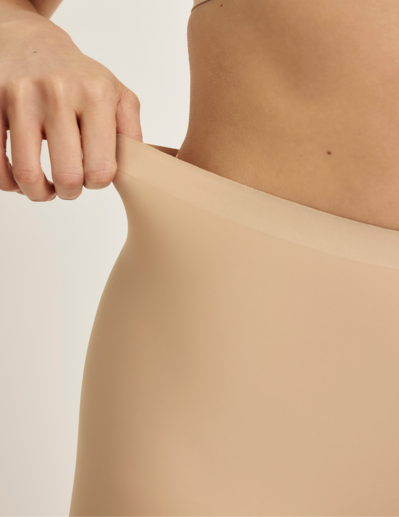 Sarah is wearing KNIX M | Warm Sand