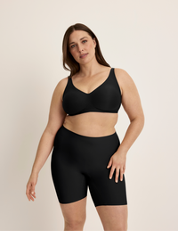 Beatrice is wearing KNIX XL | Black