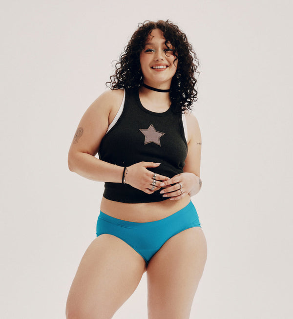 Felixe (she/her) has 44” hips and is wearing a size XL | Poolside