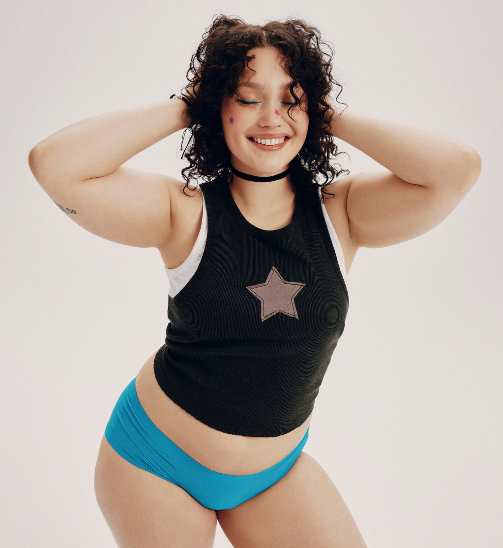 Felixe (she/her) has 44” hips and is wearing a size XL | Poolside