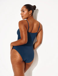 Amber is 5’10.5”, a 36C, has 44” hips and wears a Knix size L | Horizon