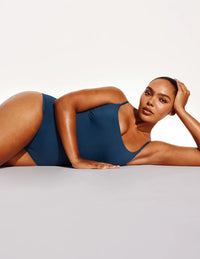 Amber is 5’10.5”, a 36C, has 44” hips and wears a Knix size L | Horizon