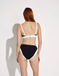 Molly has 35.5” hips and wears a Knix size S | Black/White