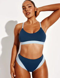 Amber has 44” hips and wears a Knix size L | Horizon/Blue Ice
